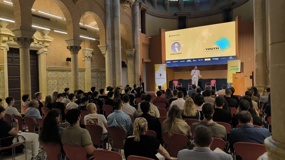Los jóvenes emprendedores culpan de su éxodo al «laberinto burocrático» de Sánchez