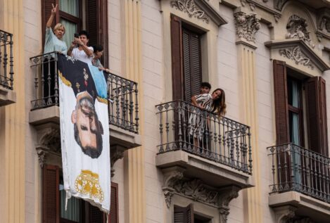 Gerona cuelga un retrato de Felipe VI formado por fotos del 1-O para cumplir una sentencia