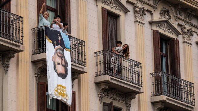 Gerona cuelga un retrato de Felipe VI formado por fotos del 1-O para cumplir una sentencia