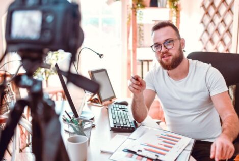 La mitad de los jóvenes se fía de los 'influencers' para tomar decisiones económicas
