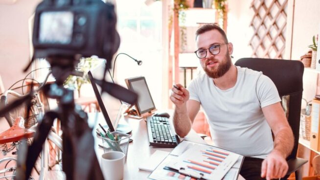 La mitad de los jóvenes se fía de los 'influencers' para tomar decisiones económicas
