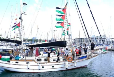 La flotilla de Colau 'pierde' la mitad de sus barcos en solo tres días de navegación