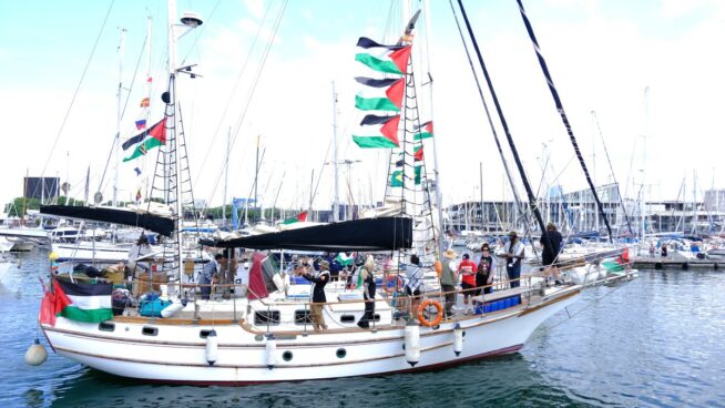 La flotilla de Colau 'pierde' la mitad de sus barcos en solo tres días de navegación