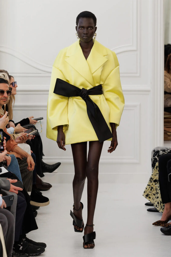 Abrigo amarillo flúor de Givenchy