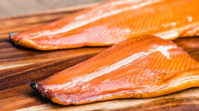 Salmón ahumado en caliente