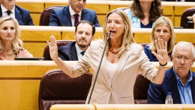 La ministra y las consejeras del PSOE huyen del Senado y evitan hablar de pulseras antimaltrato