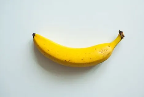 Cómo el gesto de comer un plátano puede afectar tu imagen profesional en reuniones