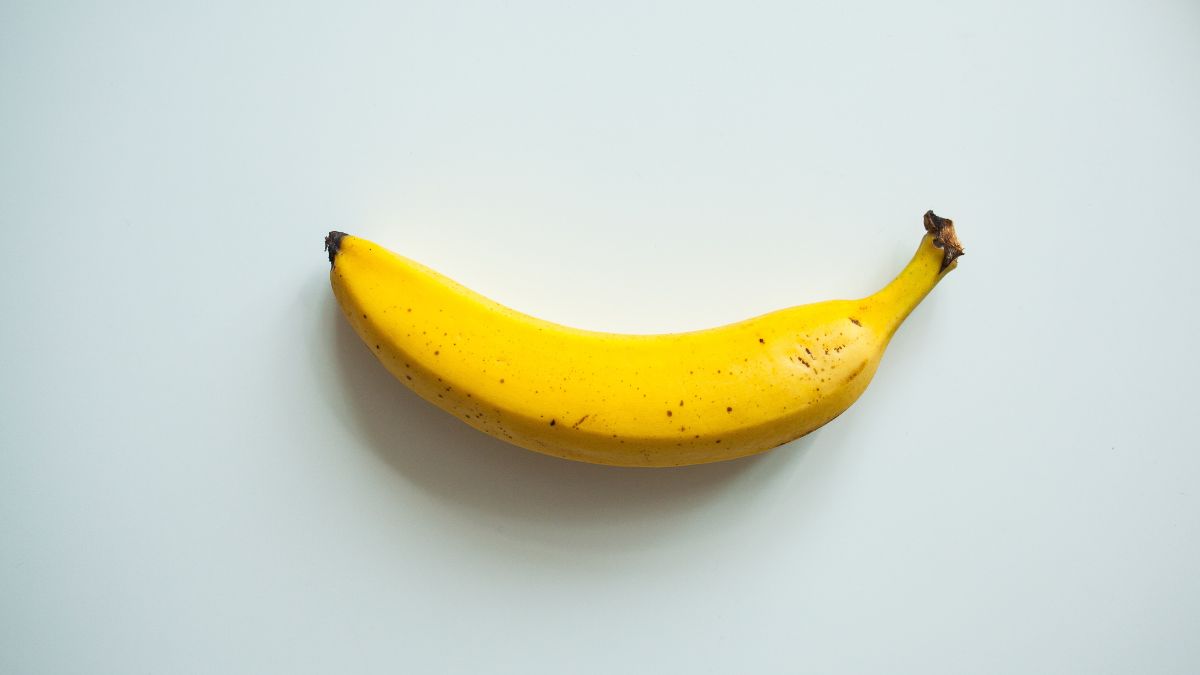 Cómo el gesto de comer un plátano puede afectar tu imagen profesional en reuniones
