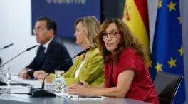 El Gobierno prohíbe fumar y vapear en terrazas, piscinas y marquesinas de autobuses