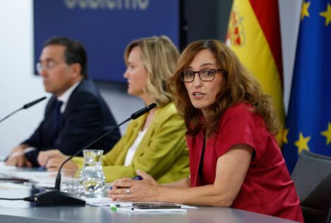 El Gobierno prohíbe fumar y vapear en terrazas, piscinas y marquesinas de autobuses