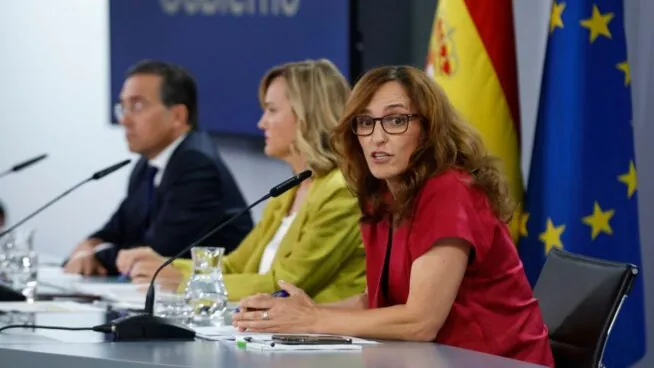 El Gobierno prohíbe fumar y vapear en terrazas, piscinas y marquesinas de autobuses