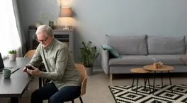 El hábito sedentario cotidiano que aumenta el riesgo de sufrir demencia, según un estudio