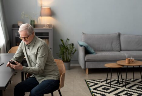 El hábito sedentario cotidiano que aumenta el riesgo de sufrir demencia, según un estudio