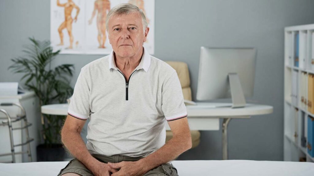 hombre-hernia-umbilical-asiste-medico