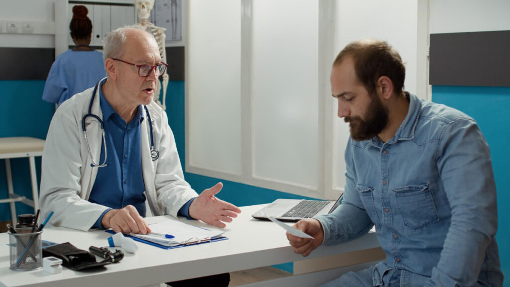 hombre-hipercolesterolemia-medico-consulta