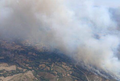 Confinado el pueblo de Castromil, entre Zamora y Orense, por un incendio que aviva el viento