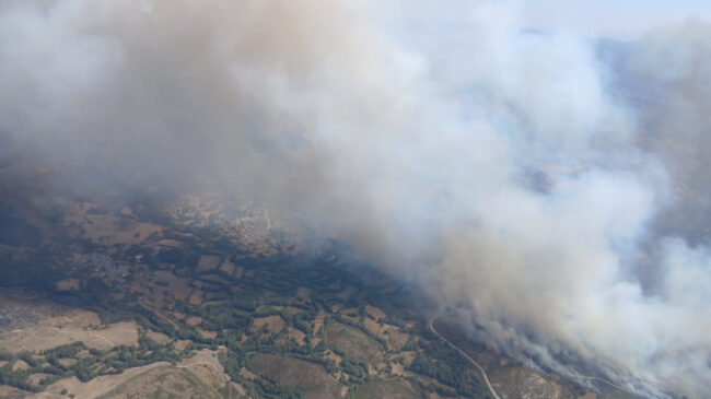 Confinado el pueblo de Castromil, entre Zamora y Orense, por un incendio que aviva el viento