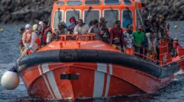 Rescatan un cayuco con 97 personas, entre ellas 20 bebés, en aguas cercanas a El Hierro