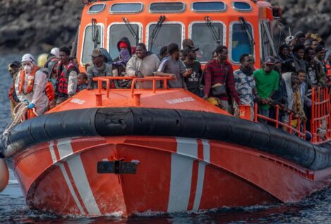 Rescatan un cayuco con 97 personas, entre ellas 20 bebés, en aguas cercanas a El Hierro