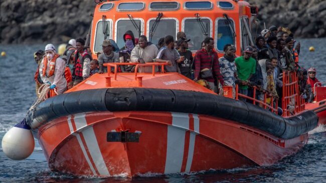 Rescatan un cayuco con 97 personas, entre ellas 20 bebés, en aguas cercanas a El Hierro