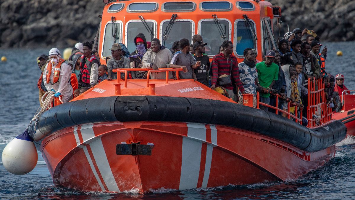 Rescatan un cayuco con 97 personas, entre ellas 20 bebés, en aguas cercanas a El Hierro