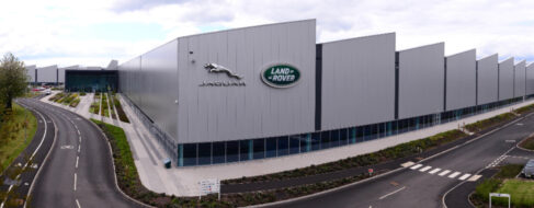 El ciberataque y bloqueo de tres fábricas va a costar miles de millones a Jaguar Land Rover