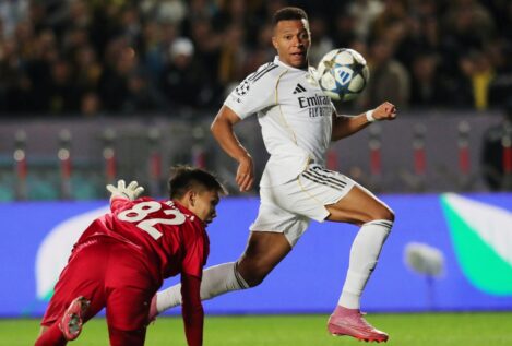 Una ‘manita’ para olvidar el derbi: Mbappé resuelve con un hat-trick la aventura kazaja