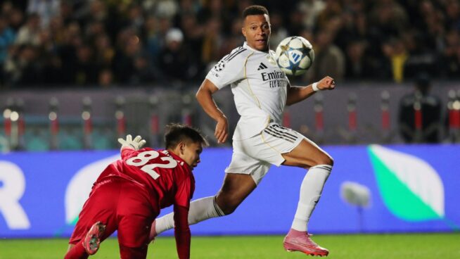 Una ‘manita’ para olvidar el derbi: Mbappé resuelve con un hat-trick la aventura kazaja