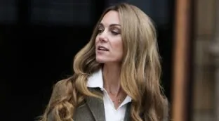 El pelo rubio de Kate Middleton esconde un truco para terminar el verano: las redes opinan