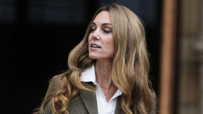 El pelo rubio de Kate Middleton esconde un truco para terminar el verano: las redes opinan