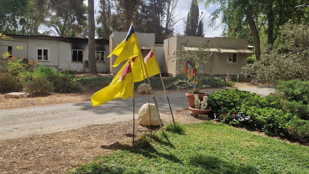 Las banderas que señalan las víctimas del 7-O