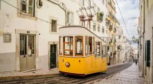 Funicular de Gloria en Lisboa: historia y otros elevadores emblemáticos de la capital