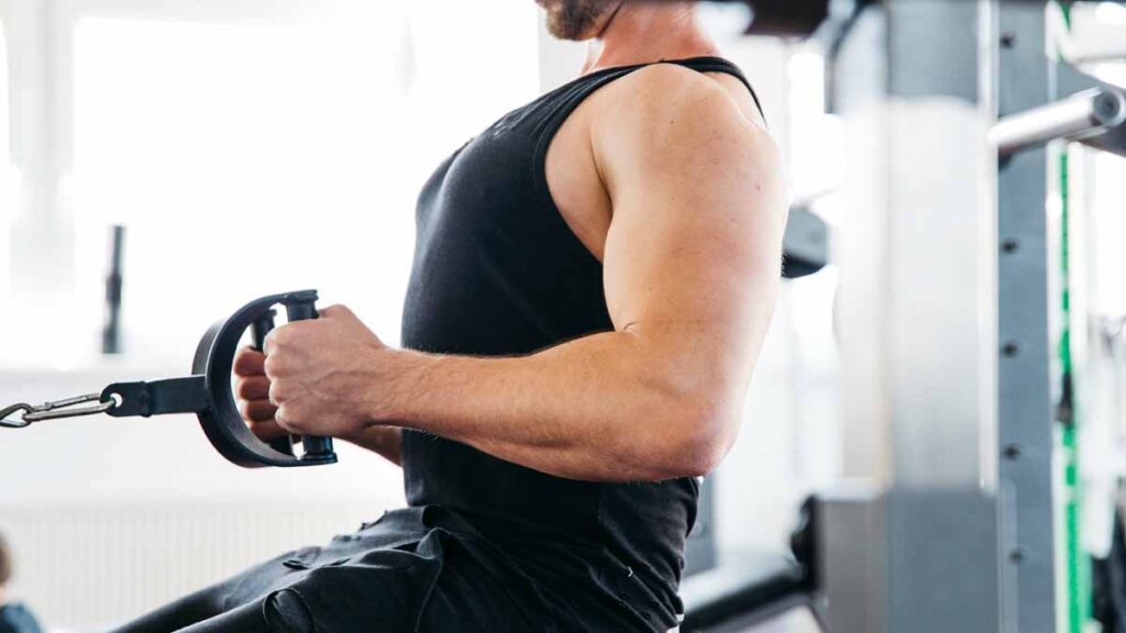lesiones-codos-hombre-fuerte-gimnasio