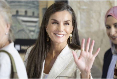 Letizia rescata su blazer más informal con un guiño especial al barrio más pobre de El Cairo