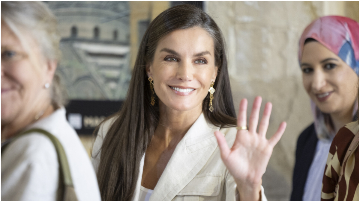 Letizia rescata su blazer más informal con un guiño especial al barrio más pobre de El Cairo