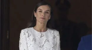 Letizia evoca a Grace Kelly en Egipto con el vestido blanco entallado que realza su figura