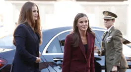 La reina Letizia se enfunda su icónico traje borgoña 'made in Spain' en su visita a Pamplona