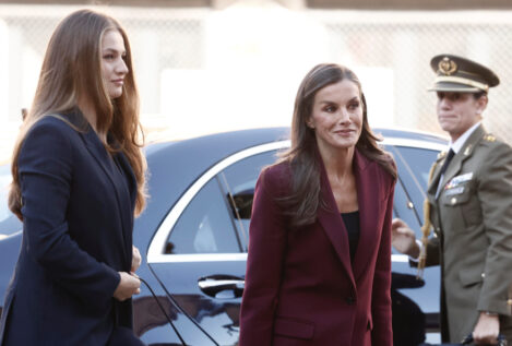 La reina Letizia se enfunda su icónico traje borgoña 'made in Spain' en su visita a Pamplona