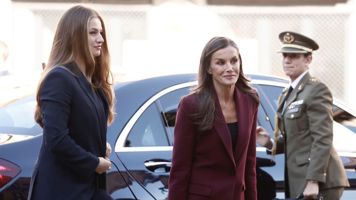 La reina Letizia se enfunda su icónico traje borgoña ‘made in Spain’ en su visita a Pamplona