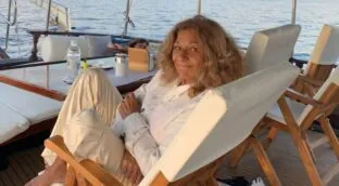 El piso compartido de Lolita Flores en Madrid: luz natural y un sofá turquesa de 3.500 euros