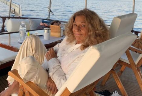 El piso compartido de Lolita Flores en Madrid: luz natural y un sofá turquesa de 3.500 euros