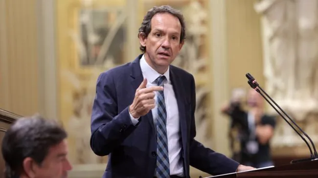 El PSOE mantiene en su dirección a un asesor de Ribera salpicado por la trama del fuel