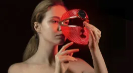 Las máscaras LED son el nuevo dispositivo de moda para corregir las imperfecciones faciales