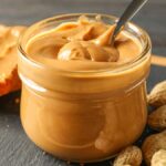 Yogur con crema de cacahuete y chocolate negro