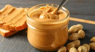 Yogur con crema de cacahuete y chocolate negro: una merienda saludable en cinco minutos