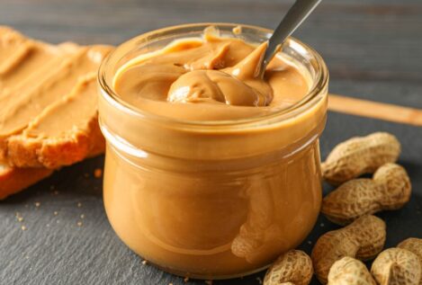 Yogur con crema de cacahuete y chocolate negro: una merienda saludable en cinco minutos
