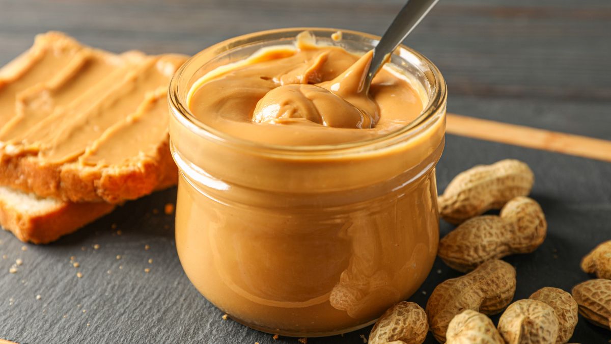 Yogur con crema de cacahuete y chocolate negro: una merienda saludable en 5 minutos