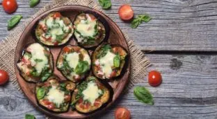 Mini pizzas de berenjena: la receta sana y nutritiva que recomienda un nutricionista