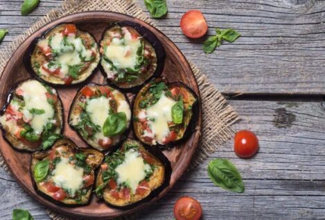 Mini pizzas de berenjena: la receta sana y nutritiva que recomienda un nutricionista