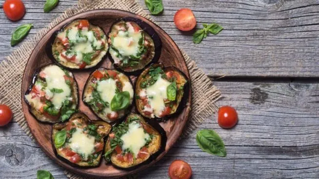 Mini pizzas de berenjena: la receta sana y nutritiva que recomienda un nutricionista